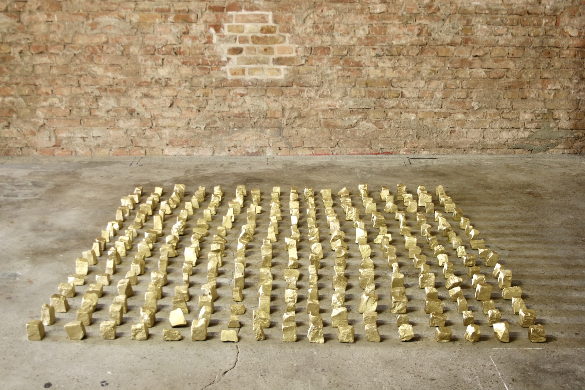 Foto: Coco Kühn "Goldsteine ", Granit, Acryl, Kühlhaus Berlin, 200 x 200 cm, 2016
